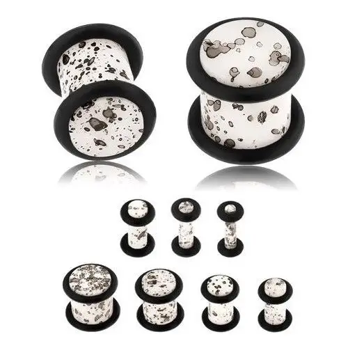 Biżuteria e-shop Akrylowy plug do ucha, powierzchnia białego koloru z czarnymi plamkami, czarne gumeczki - szerokość: 8 mm