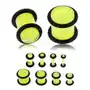 Biżuteria e-shop Plug do ucha z akrylu, neonowo żółty kolor, marmurowy wzór, czarne gumeczki - szerokość: 8 mm Sklep