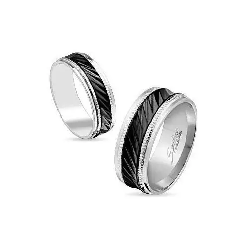 Biżuteria e-shop Stalowa obrączka srebrnego koloru, czarny pas z ukośnymi nacięciami, karby, 8 mm - rozmiar: 70
