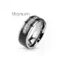 Biżuteria e-shop Tytanowy pierścionek srebrnego koloru, czarny pas, lśniące krawędzie, linia bezbarwnych cyrkonii - rozmiar: 70 Sklep