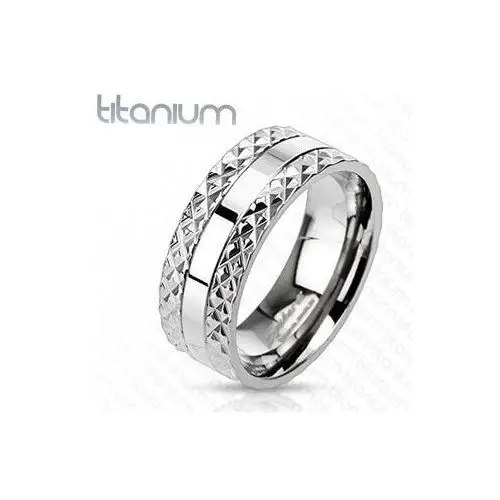 Biżuteria e-shop Tytanowy pierścionek z wyciętym wzorem na brzegach - rozmiar: 62