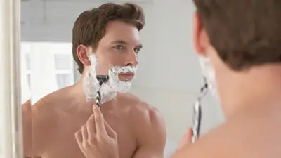 Jak się golić, by uniknąć podrażnień, mając wrażliwą skórę?
