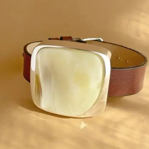 Bransoleta srebrna na brązowym pasku z białym bursztynem no 2, kolor brązowy