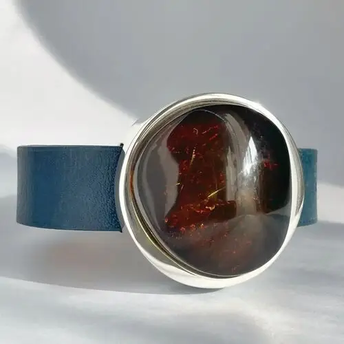 Bransoleta srebrna na granatowym pasku z ciemnym bursztynem no 2, kolor niebieski