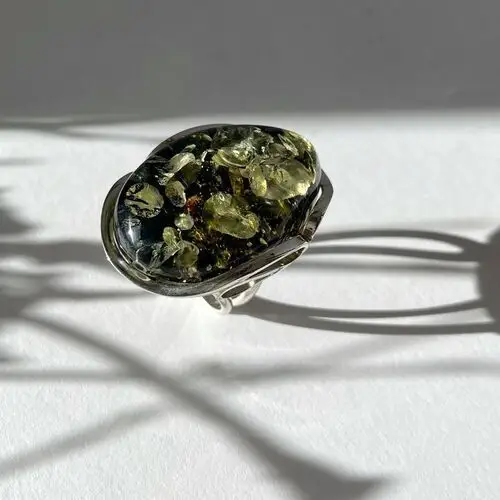 Duży pierścionek srebrny rozmiar regulowany z zielonym bursztynem no 11, kolor zielony