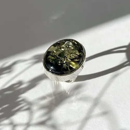 Duży pierścionek srebrny rozmiar regulowany z zielonym bursztynem no 9