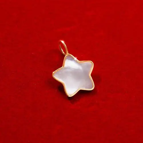 Gwiazdka z masy perłowej 1,5 cm w ramce ze złota próby 585