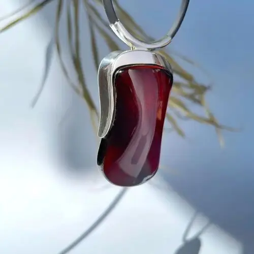 Nowoczesny naszyjnik srebrny wiśniowym bursztynem no 1, kolor czerwony